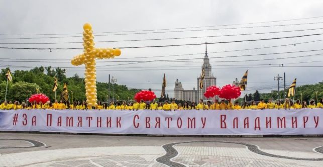 В небо Москвы запустили 25-метровый православный крест из воздушных шаров