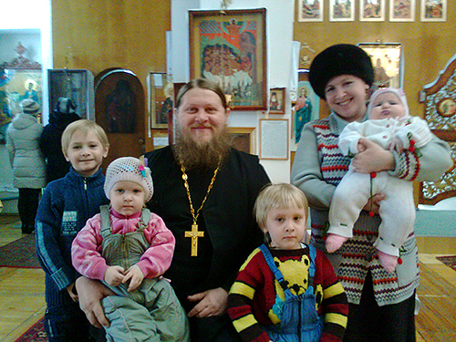Отец шестерых детей, настоятель храма Сорока севастийских мучеников, отец Олег Трифанов с семьей