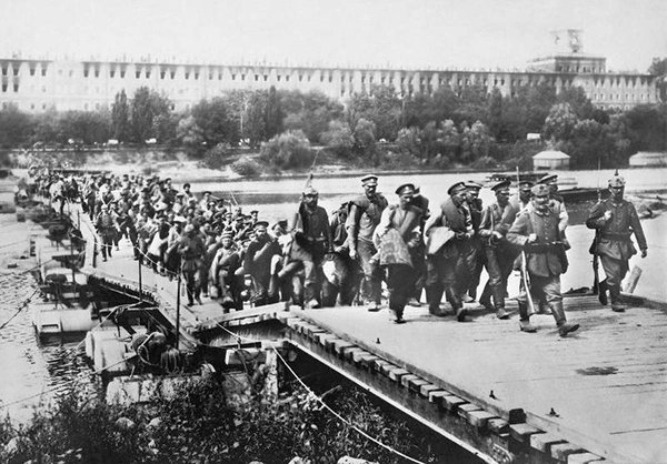 Русские пленные солдаты покидают крепость Новогеоргиевск