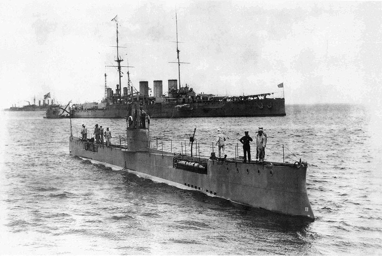 Подводная лодка *Акула* и крейсер *Рюрик*, 1913 год