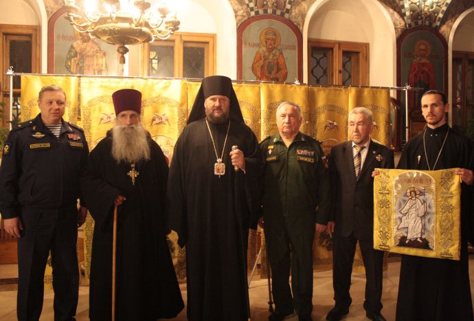 В Москве псковским десантникам подарили походный иконостас