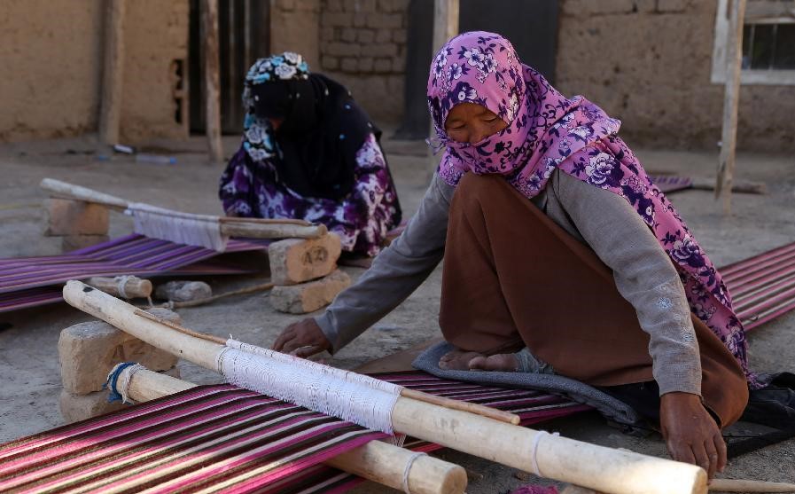 Афганские татарки за производстом ковров