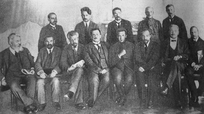 Новый состав Временного правительства: сидят (слава направо): Ефремов, Пешехонов, Чернов, Некрасов, Керенский, Авксентьев, Никитин, Ольденбург. Новый состав Временного правительства: сидят (слава направо): Ефремов, Пешехонов, Чернов, Некрасов, Керенский, Авксентьев, Никитин, Ольденбург.