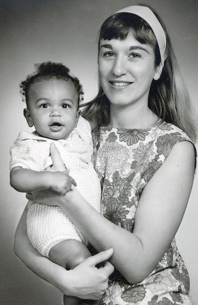 Марк Обама-Нденсандьо в младенчестве с матерью Рут Нденсандьо