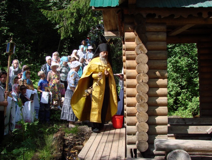 Крестный ход к источнику преподобного Антония Сийского