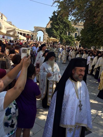 На Корфу прошел всенародный крестный ход с мощами Святителя Спиридона Тримифунтского