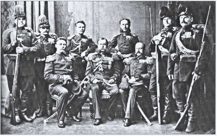 Генерал от инфантерии М.Д. Скобелев с солдатами и офицерами 64-го пехотного Казанского полка. Стоит (третий слева) — полковой адъютант, подпоручик М.В Алексеев Генерал от инфантерии М.Д. Скобелев с солдатами и офицерами 64-го пехотного Казанского полка. Стоит (третий слева) — полковой адъютант, подпоручик М.В Алексеев