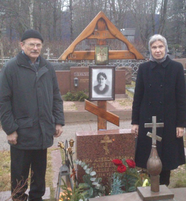 Хухтиниеми Людмила и Александр у могилы монахини Марии