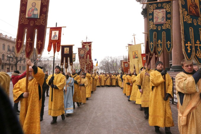 Крестный ход в Санкт-Петербурге у Исаакиевского собора