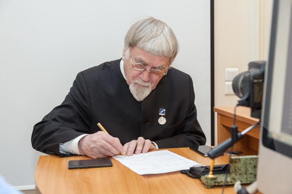 Валентин Курбатов передал в Президентскую библиотеку четыре свои последние книги