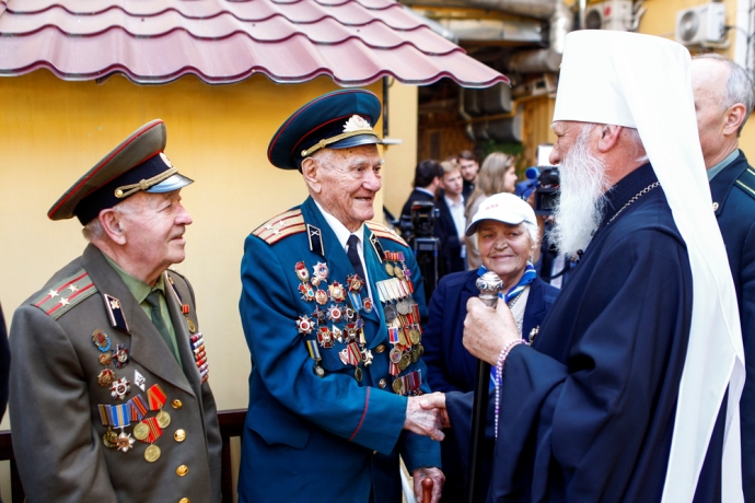 Митрополит Одесский и Измаильский Агафангел в неформальной обстановке поздравил ветеранов Великой Отечественной войны