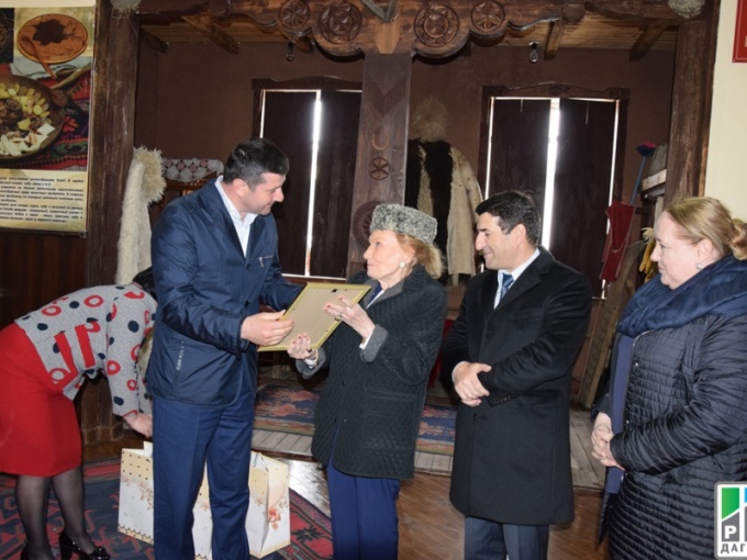 Вручение Юсуповым свидетельства о почетном гражданстве Хунзахского района