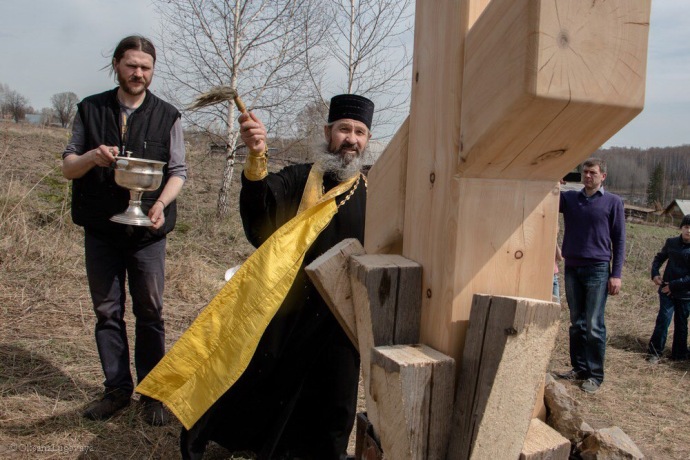 В Томском реабилитационном центре во имя св. вмч. и целителя Пантелеимона установили поклонный крест