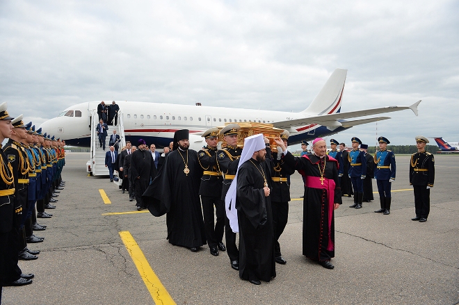 Святейший Патриарх Кирилл возглавил встречу мощей святителя Николая Чудотворца в Москве