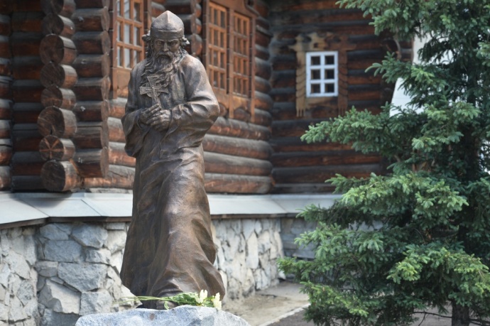 В Горно-Алтайске открыли памятник преподобному Макарию Алтайскому