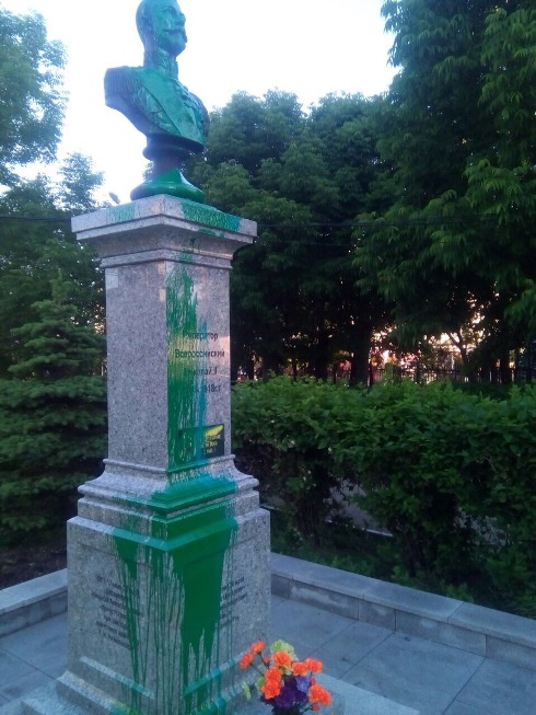 Оскверненный памятник Николаю II во Владивостоке