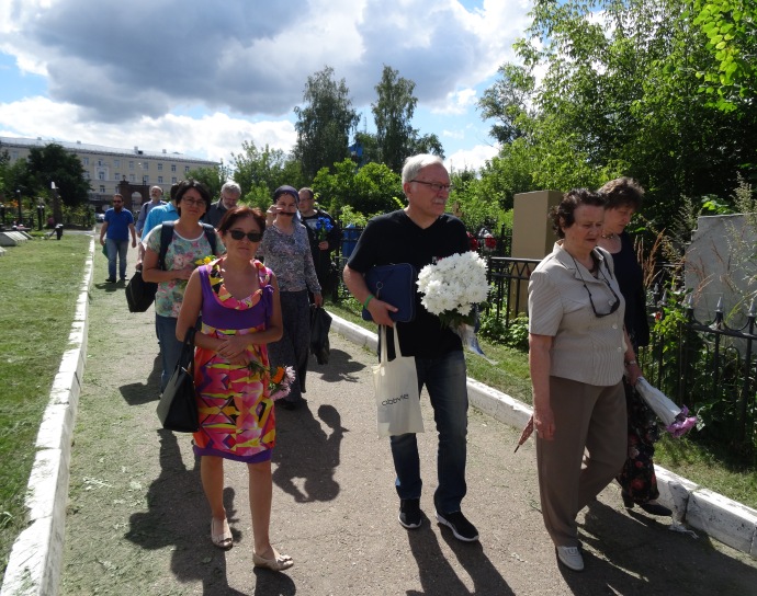 Общественность направляется на могилу А.Т. Соловьева, чтобы почтить его память
