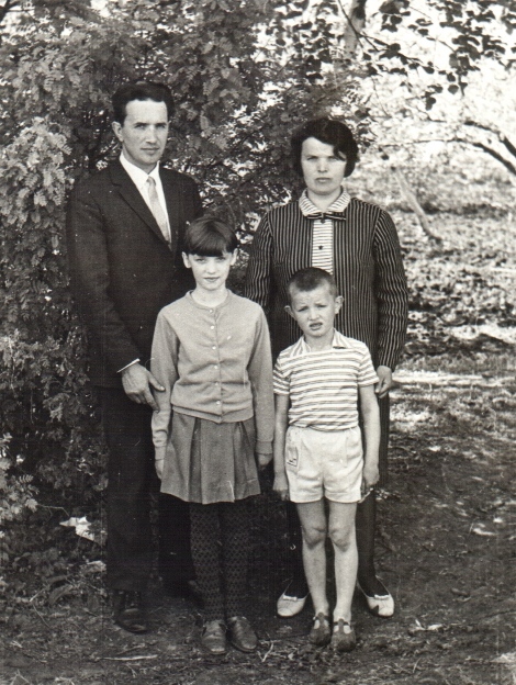 С женой Раисой Егоровной и детьми. 1968 год