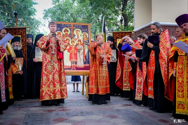 Вся Россия вместе с Владивостоком молилась святому Царю Мученику Николаю у Арки Цесаревича 