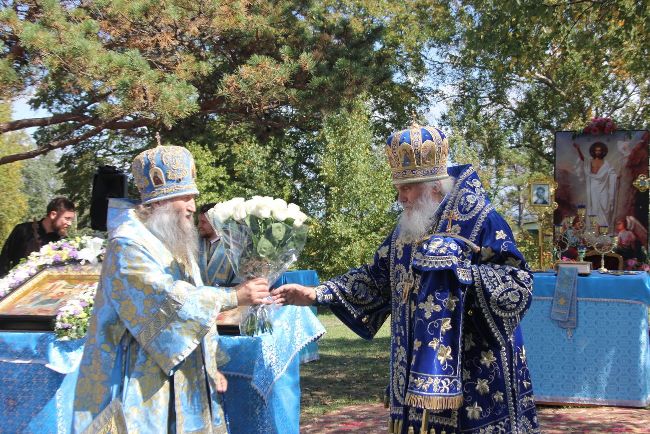 Епископ Гурий дарит букет Владыке