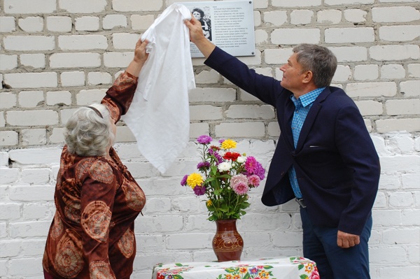 Александр Цыбульский и Мария Полозова открывают памятную доску в честь Ольги Гончаровой