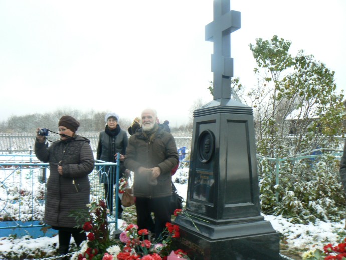 На кладбище в Сохте, у могилы В.И.Белова
