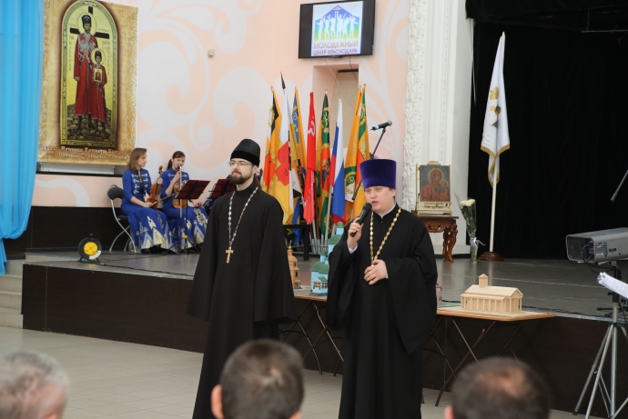 Иерей Анастасий Акинин (справа) и иерей Алексий Скрынник (слева) благословляют собравшихся