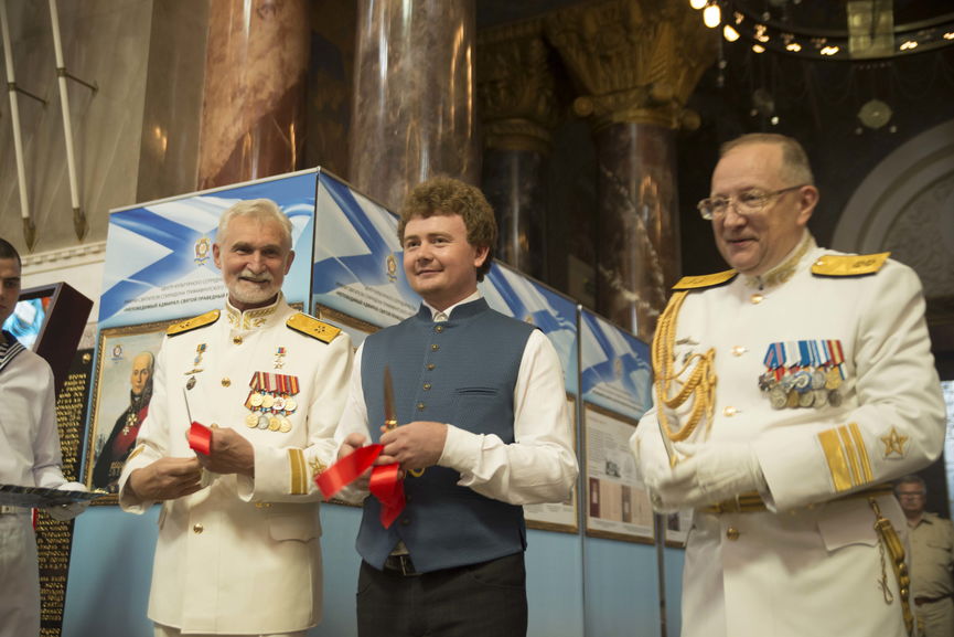 Павел Карпухин (в центре) открывает выставку
