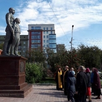 Протоиерей Александр Новопашин освятил восстановленный памятник Святым Царственным мученикам.