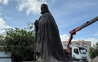 Владыка встал на постамент