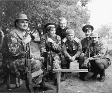 Владимир Наумов (второй справа) на приднестровской войне