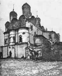 Церковь 12 апостолов и ворота в Синодальную контору, разбитые снарядами
