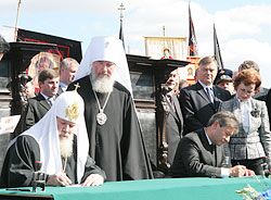 Патриарх Алексий II и министр связи Л.Д.Рейман на Куликовом поле