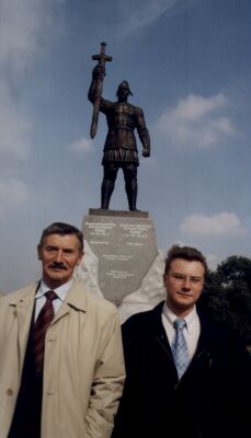 Клыков В.М. у памятника великому князю Святославу с сыном