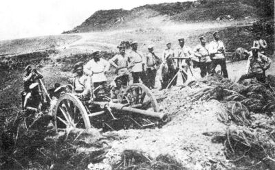 Одна из марковских батарей на позиции. 1920 год. В центре - генерал А.П. Кутепов