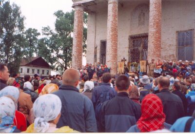 Молебен на ступенях Никольского храма