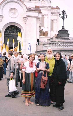 Беликовы и автор статьи у Храма Христа Спасителя. 18 июля 2005