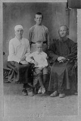 Священник А.А.Кукарников с женой и младшими сыновьями (1932 г.)