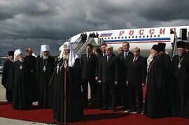 Святейший Патриарх Алексий II в аэропорту г. Риги