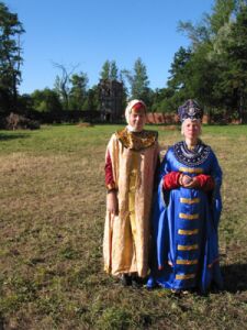 Русские красавицы Юлия Морозова и Наталия Долгих в костюмах Царицы (справа) и боярыни