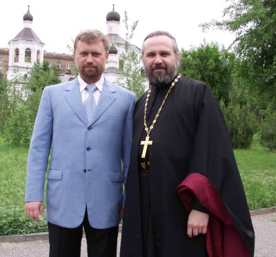 Евгений Ищенко и священник Олег Кириченко