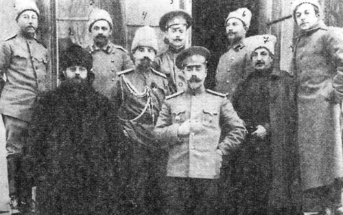 Командир 4-й дивизии А.И. Деникин со своим штабом. Слева от него - начальник штаба С.Л. Марков. декабрь 1914 г.