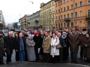 Участники конференции на экскурсии "Леонтьев в Петербурге"