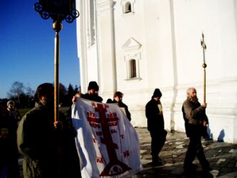 Крестный ход вокруг Екатеринского храма в Чернигове