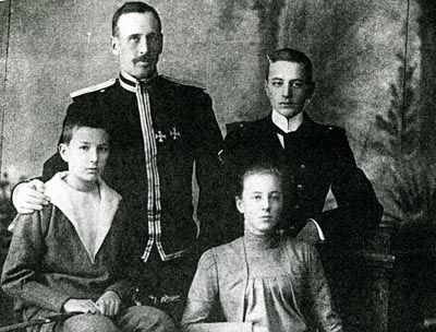 Граф Ф. А. Келлер с детьми: Павлом (1883-1980) - справа; Александром (1887-1944) и Елизаветой (1885-1965) - сидят