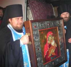 Икону Божией Матери "Целительница" вносят в харьковский Свято-Покровский монастырь