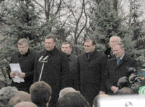 На кладбищенской панихиде - в первом ряду В. Салыгин, В. Янукович, М. Добкин, Л. Кучма