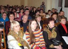 Зрители слушают выступление Д.Сухарева