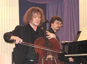 Виолончелист Александр Князев на концерте