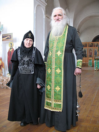 Архимандрит Афанасий (Культинов) со своей матерью (ныне схимонахиней)